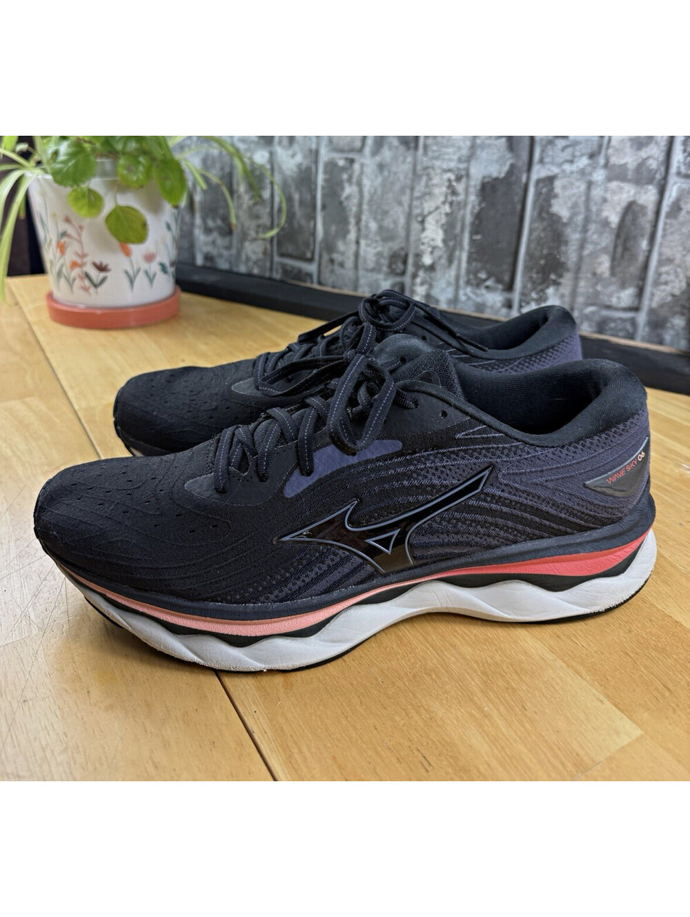 Mizuno Wave Sky 06 women Black Low Top Lace-Up Running Shoes US 11.5 UK 9